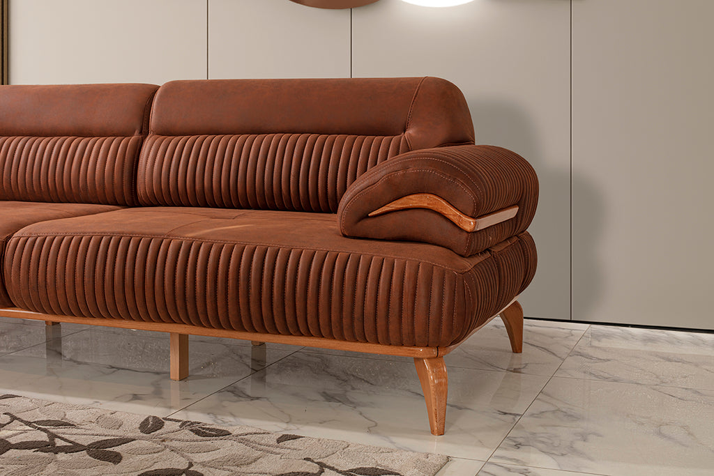 3-Sitzer Designer-Sofa „Terra Elegance“ – Feinste Riffel-Steppung & Cognac-Ton