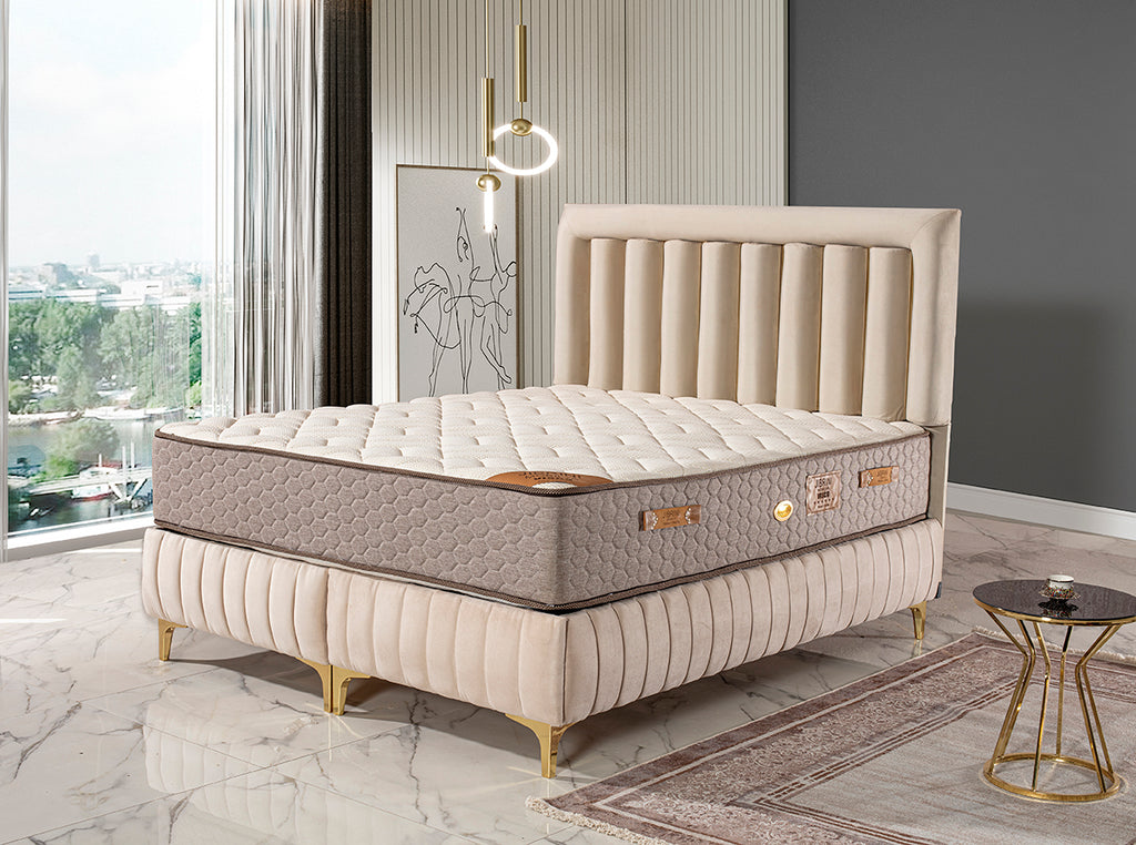 Luxus Boxspringbett „Sera Velvet“ – Vertikale Steppung in Beige & Gold-Akzente