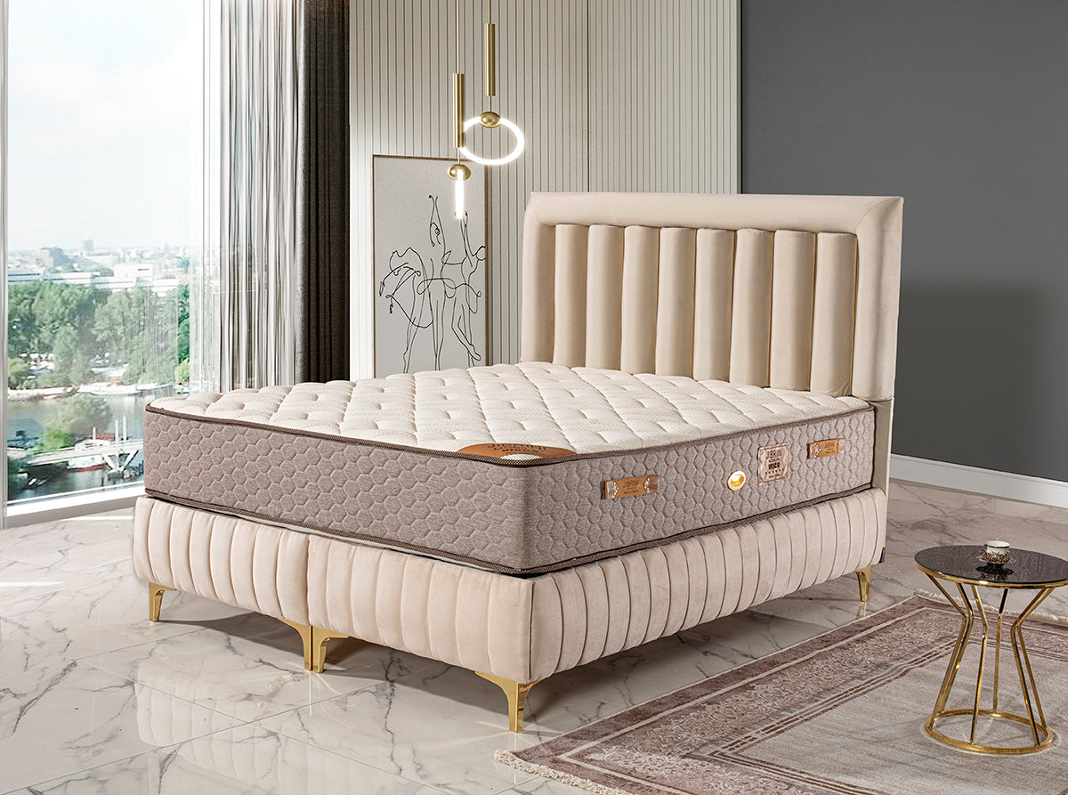 Luxus Boxspringbett „Sera Velvet“ – Vertikale Steppung in Beige & Gold-Akzente