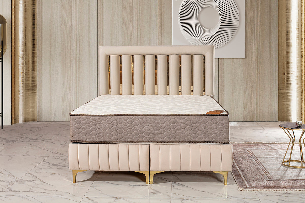 Luxus Boxspringbett „Sera Velvet“ – Vertikale Steppung in Beige & Gold-Akzente