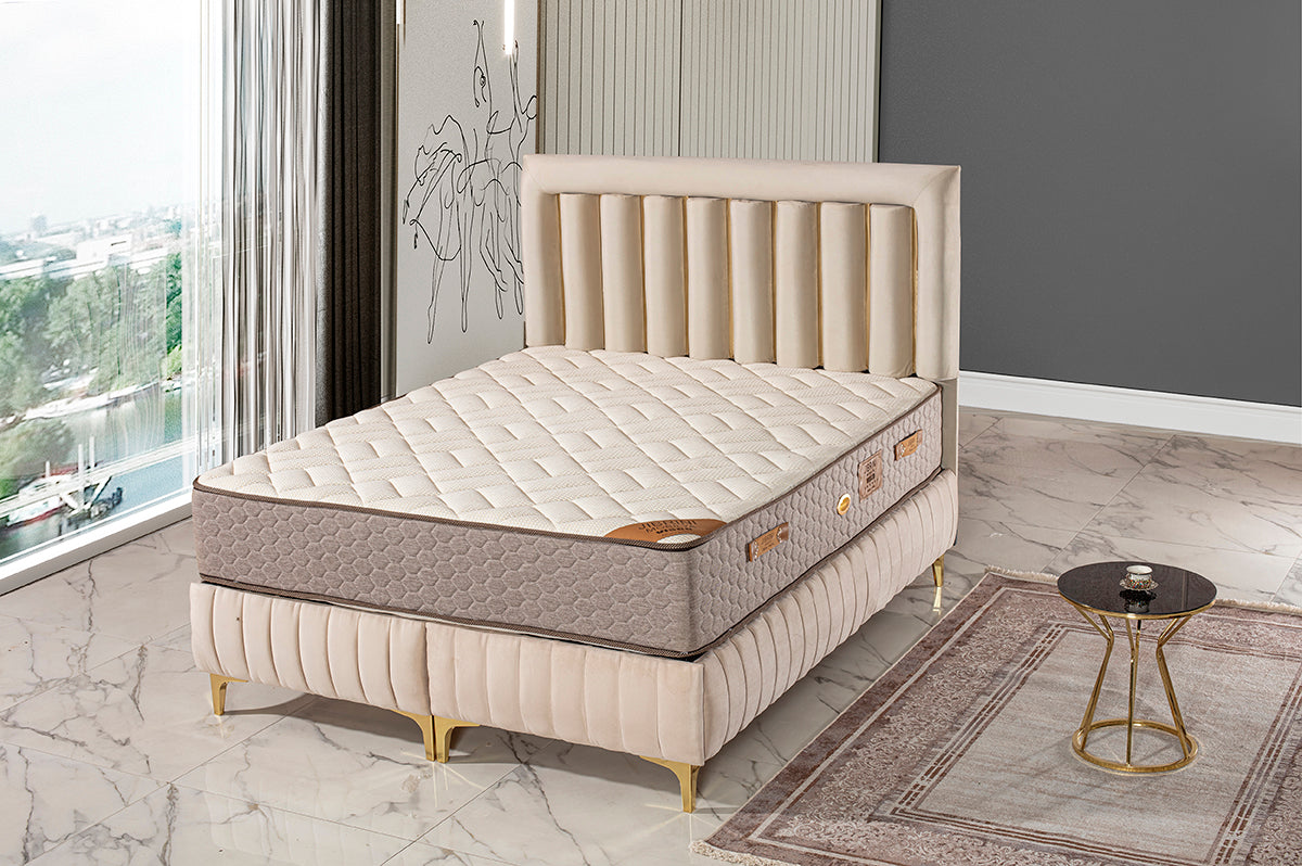 Luxus Boxspringbett „Sera Velvet“ – Vertikale Steppung in Beige & Gold-Akzente