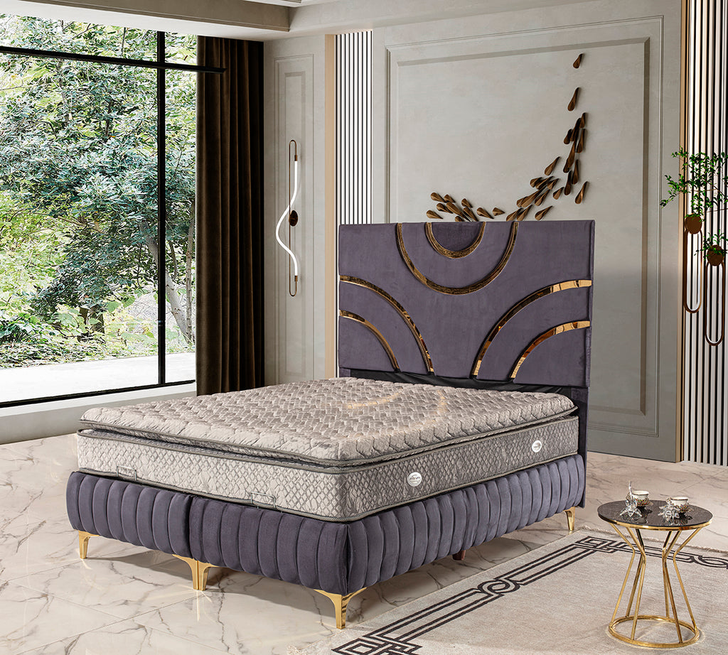 Luxus Boxspringbett „Luna Royal“ – Samt in Dunkellila & Goldene Bögen