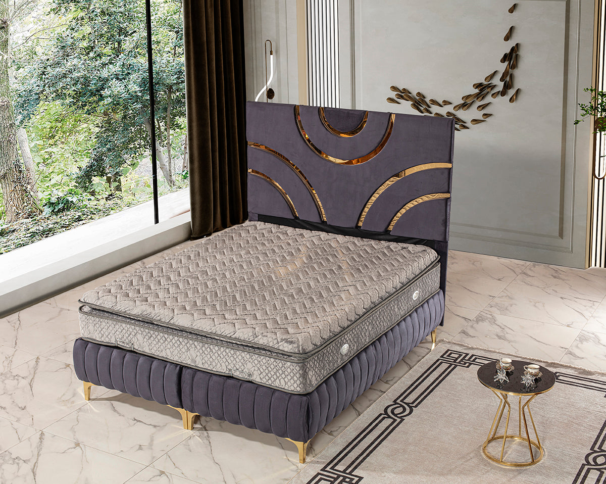 Luxus Boxspringbett „Luna Royal“ – Samt in Dunkellila & Goldene Bögen